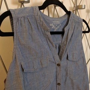 Light, sleeveless button-down cotton top